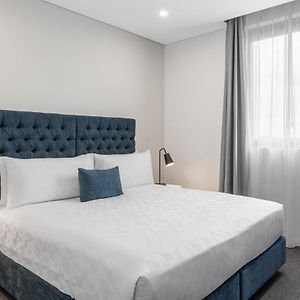One-Bedroom Luxury King Suite